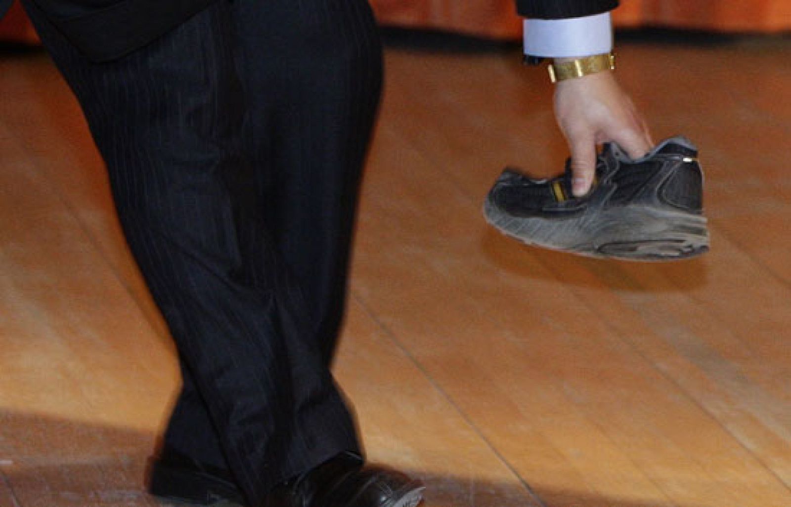 Han lanzado un zapato al primer ministro chino, Wen Jiabao, durante un discurso pronunciado en la Universidad de Cambridge.