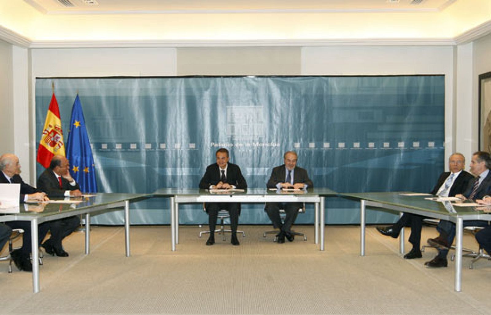 El Presidente del Gobierno, José Luis Rodríguez Zapatero, se ha reunido en La Moncloa con los principales banqueros del país para reclamar más facilidades en la concesión de créditos.