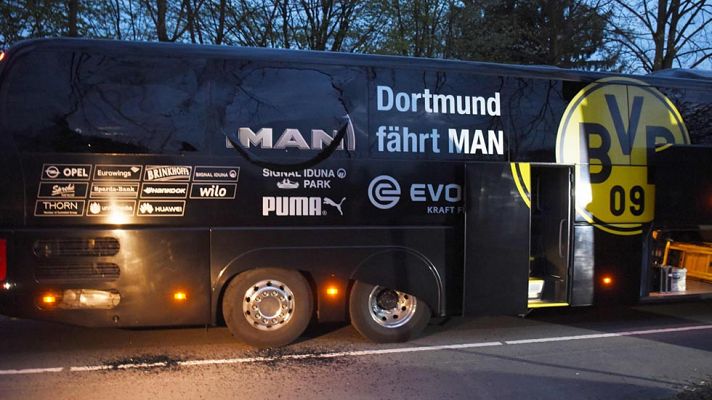 Telediario 1 - Marc Bartra, herido leve después de tres explosiones al paso del autobús del Borussia Dortmund
