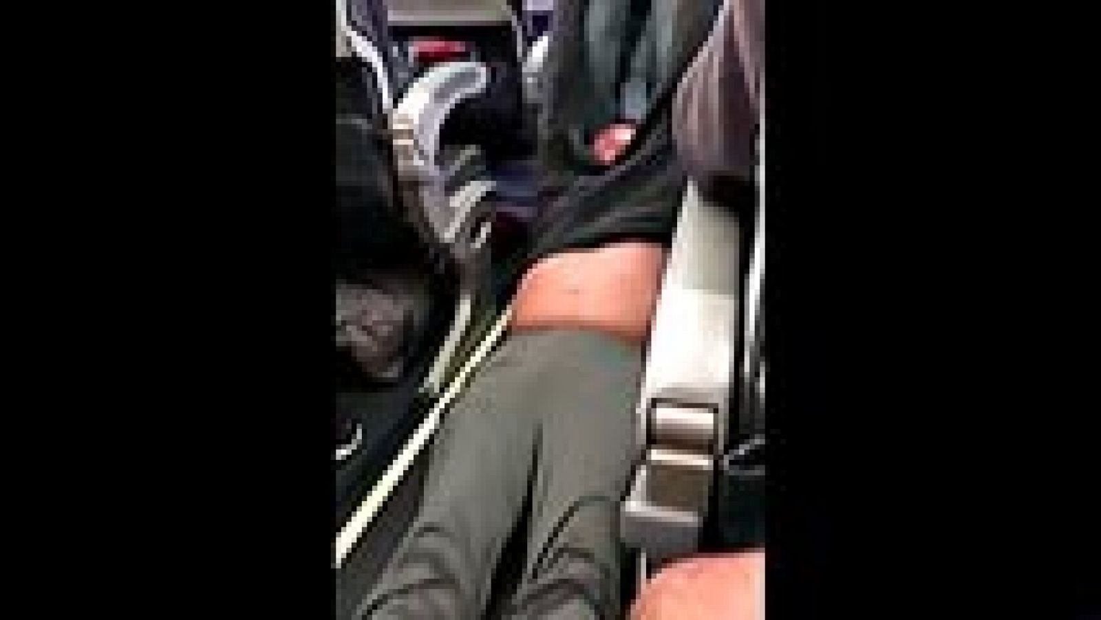 Telediario 1: Un pasajero es sacado a rastras de un vuelo de United Airlines por 'overbooking' | RTVE Play