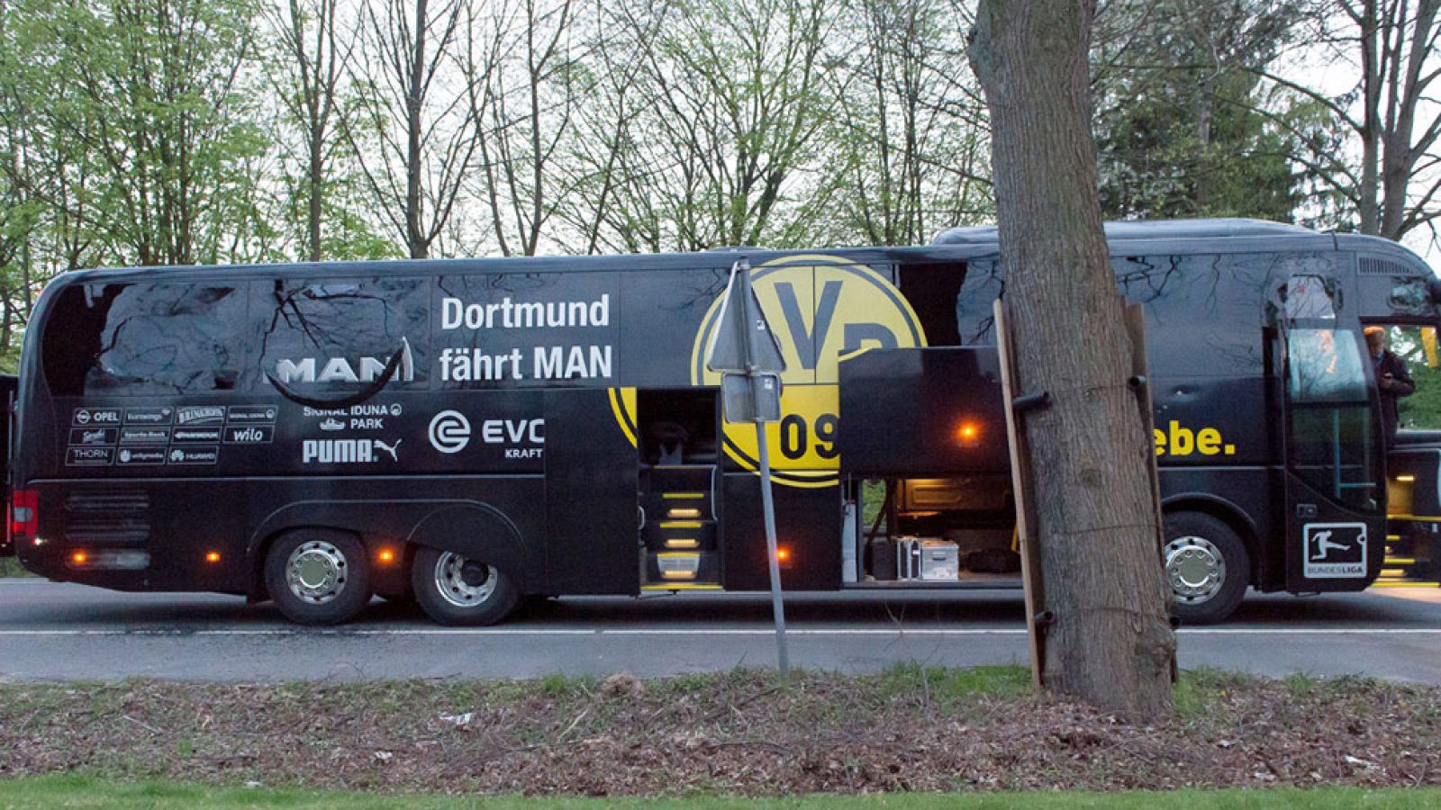 Marc Bartra, herido grave tras la explosión al paso del autobús del Dortmund