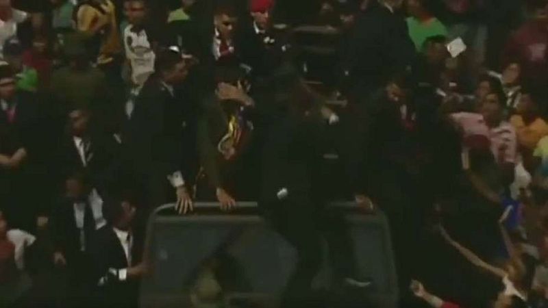 Algunas personas lanzaron objetos y abuchearon al presidente venezolano, Nicolás Maduro, cuando este concluía un desfile militar en la comunidad de San Felix, del estado Bolívar, al suroeste del país caribeño, por lo que fue sacado rápidamente del lu