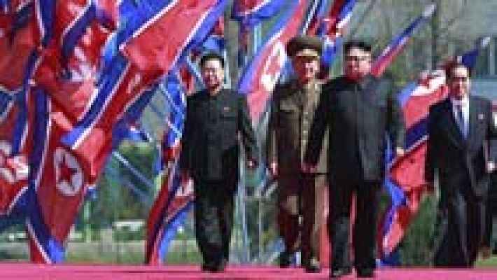 Telediario 1 - Baño de masas de Kim Jong-un en Corea del Norte