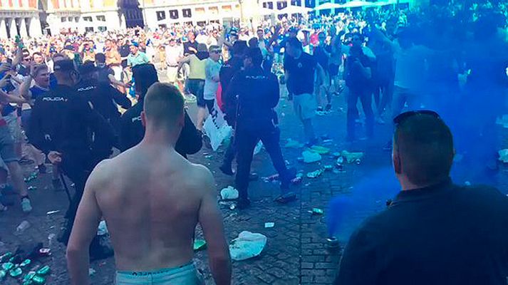 Telediario 1 - Cuatro meses de cárcel para los 8 seguidores del Leicester detenidos en la Plaza Mayor