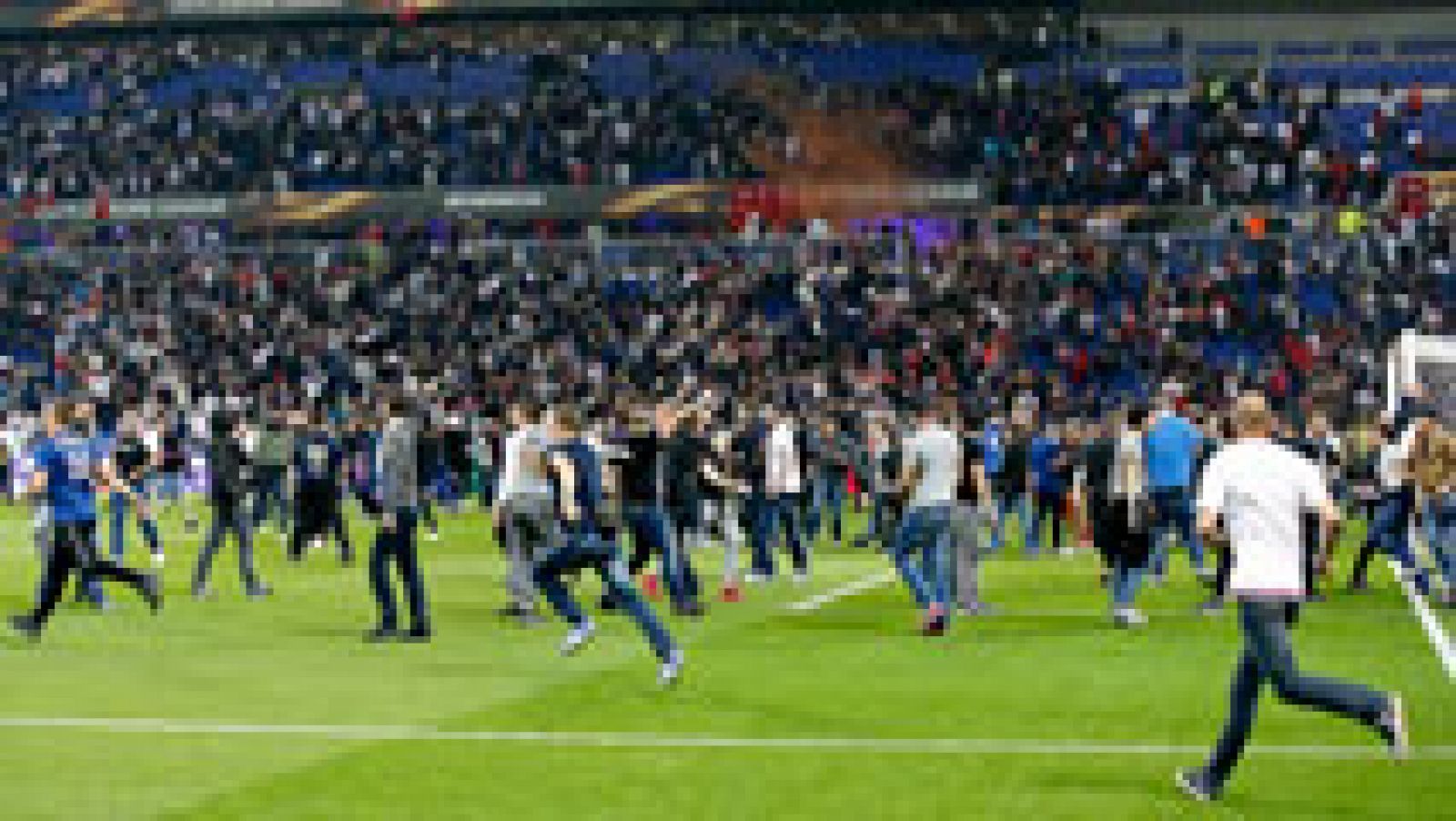 Telediario 1: Una pelea en las gradas entre aficionados de Lyon y Besiktas retrasa el inicio del partido | RTVE Play