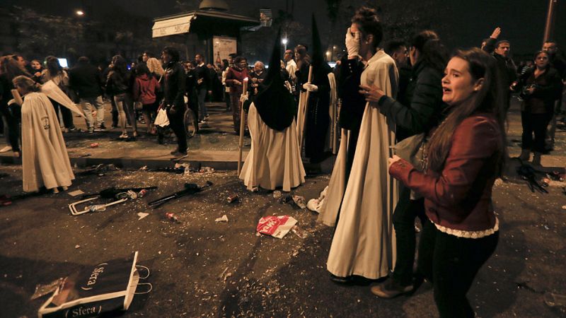 Al menos ocho personas han sido detenidas en Sevilla por provocar desórdenes públicos al paso de las procesiones en la Madrugá, su noche más importante de la Semana Santa, informa RNE. Tres de ellos son delincuentes comunes y uno acumula 36 detencion