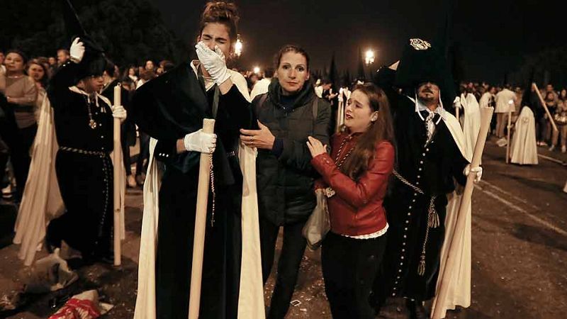 Ocho detenidos y varios heridos en incidentes en la Madrugá sevillana