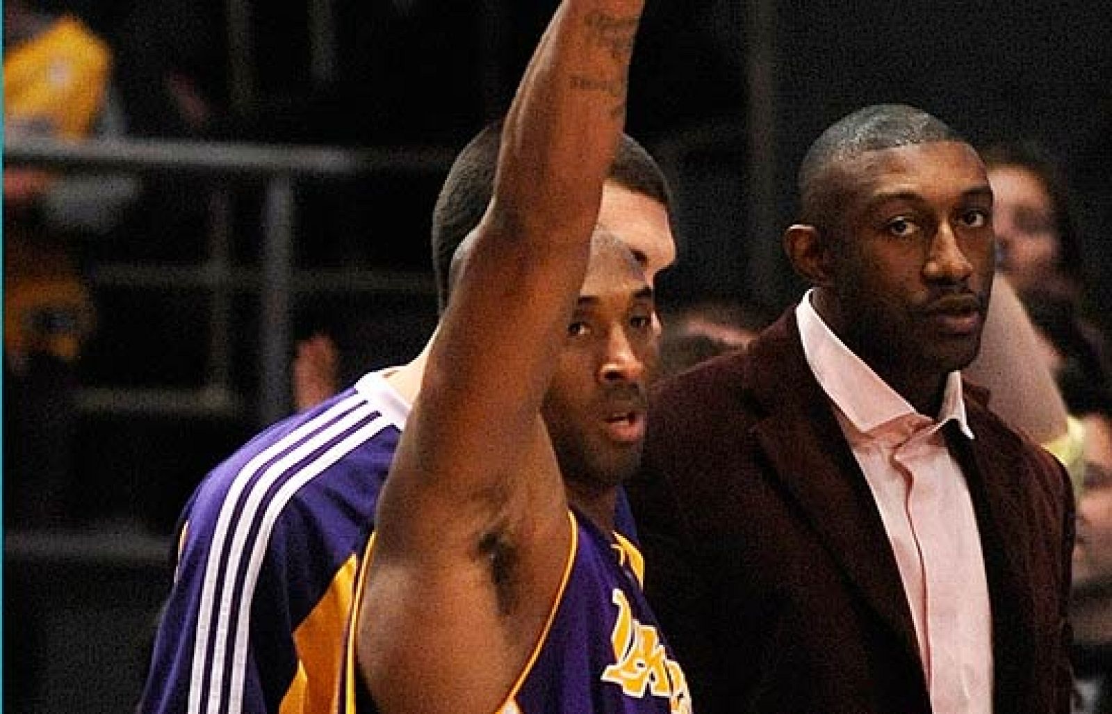 El escolta de Los Ángeles Lakers, Kobe Bryant, ha anotado 61 puntos en la victoria de su equipo ante los Knicks de Nueva York (126-117). lo que supone un récord de anotación en el Madison Square Garden