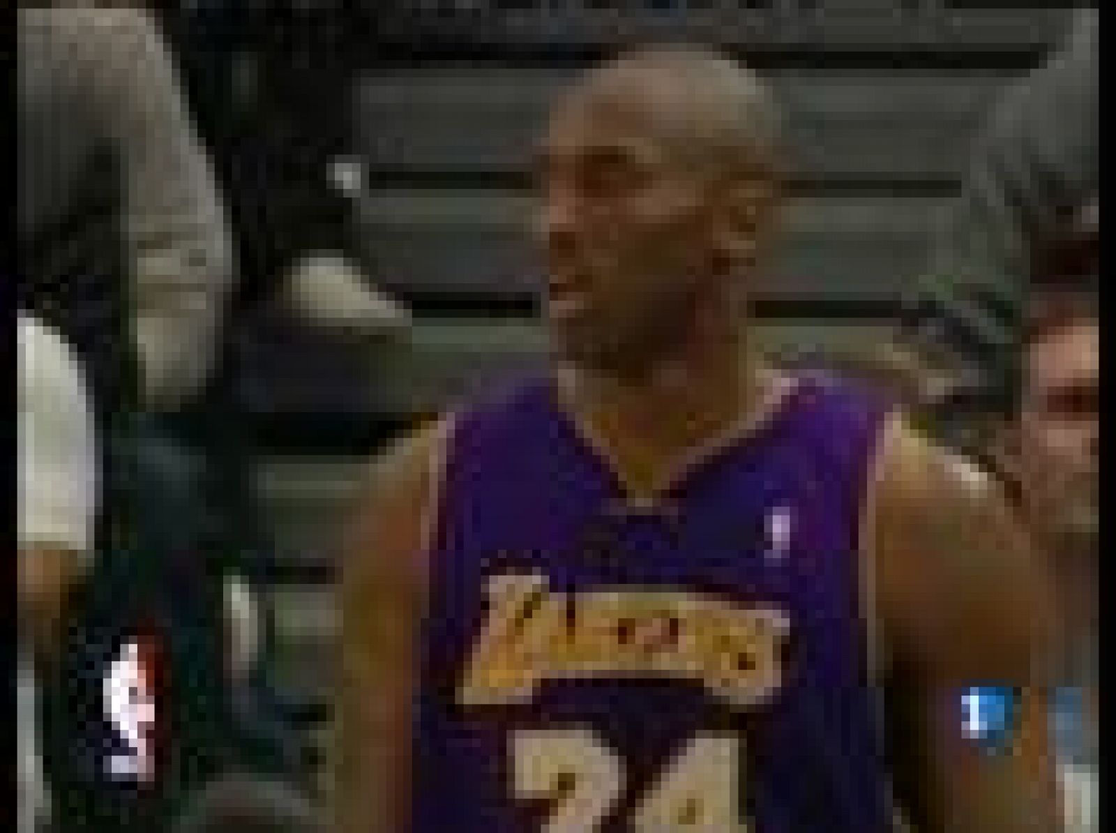 El escolta de Los Ángeles Lakers, Kobe Bryant, ha anotado 61 puntos en la victoria de su equipo ante los Knicks de Nueva York (126-117). lo que supone un récord de anotación en el Madison Square Garden