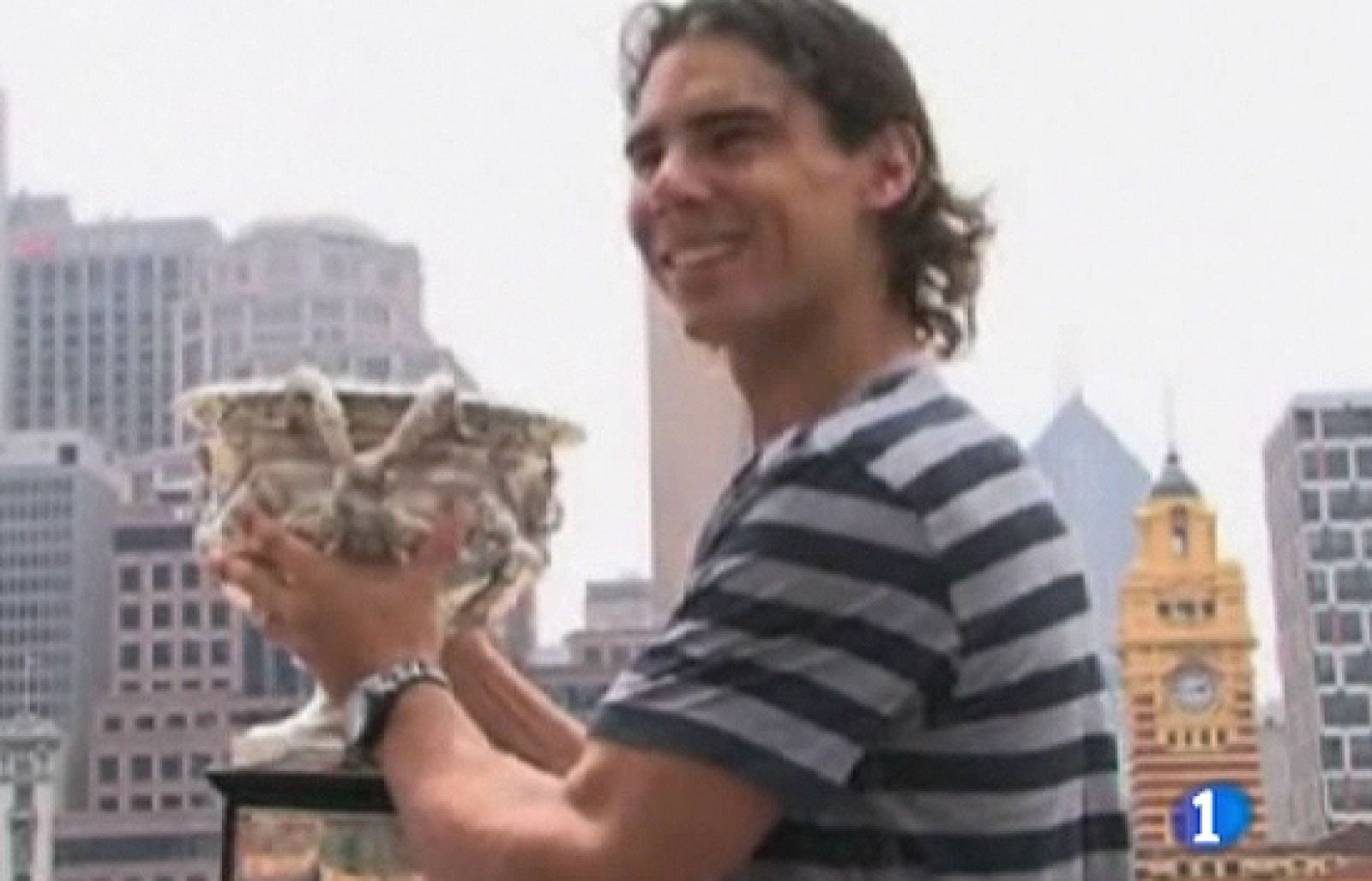 El tenista mallorquín Rafael Nadal se ha convertido en el primer español en ganar el Abierto de Australia, y acumula ya seis torneos del Grand Slam. Tras la resaca de la victoria ante Federer hay que centrarse para los siguientes torneos.