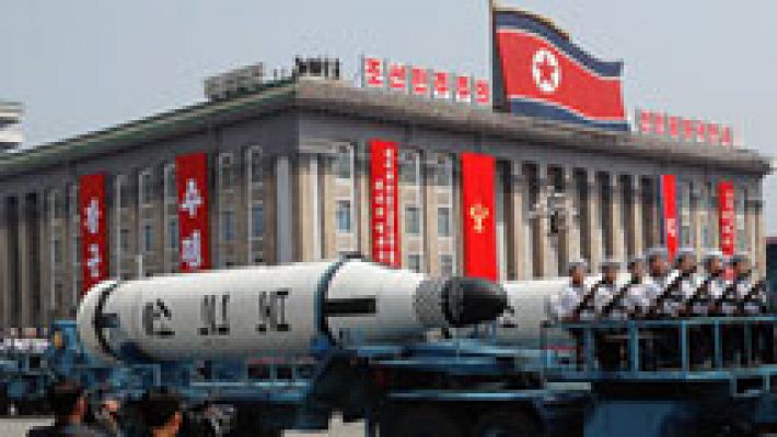 Pyongyang exhibe un supuesto misil de largo alcance y dice que está listo para una guerra nuclear