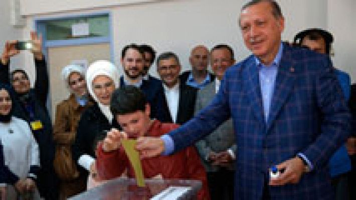 Informativo 24h - Turquía vota en referéndum un cambio constitucional que refuerza el poder de Erdogan