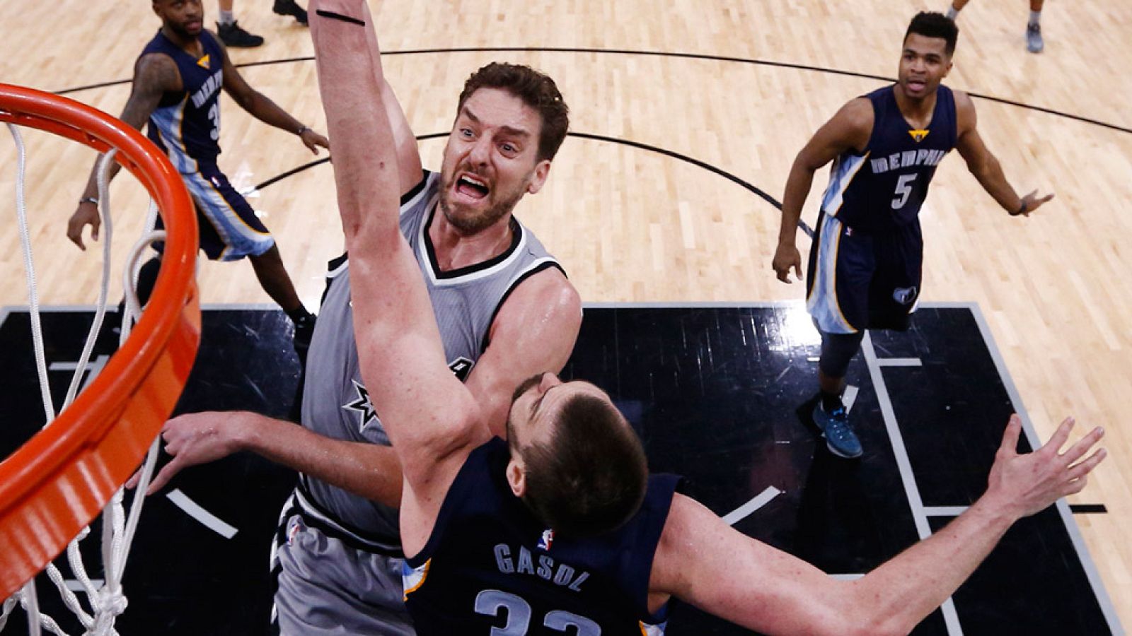 El gran partido de Marc Gasol fue insuficiente para los Grizzlies, que cayeron ante San Antonio en el primer duelo de su cruce de los playoffs.