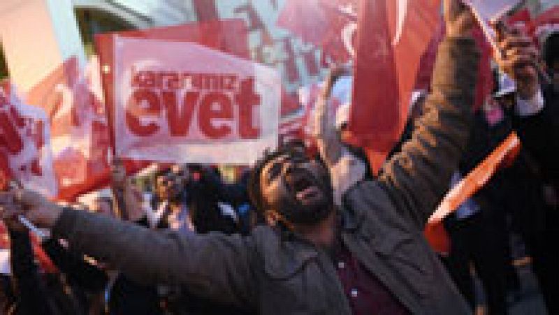 El recuento en Turquía daría el 'sí' al sistema presidencialista de Erdogan por un estrecho margen