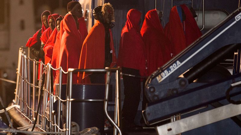 Centenares de migrantes y refugiados intentan cruzar el Mediterráneo 