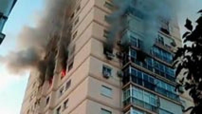 Un fallecido en un incendio en Málaga que ha obligado a los vecinos a refugiarse en la azotea
