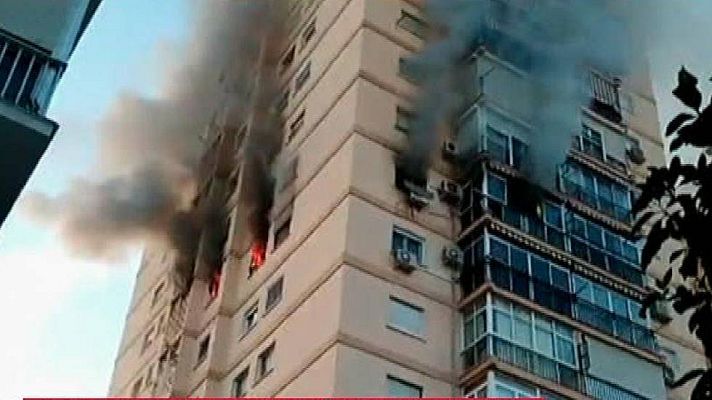 Informativo 24h - Un fallecido en un incendio en Málaga que ha obligado a los vecinos a refugiarse en la azotea