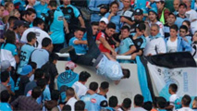 El partido entre Belgrano y Talleres quedó marcado por el ataque a un aficionado, que fue lanzado desde la grada al vacío y sufrió un infarto cerebral a causa de la caída.