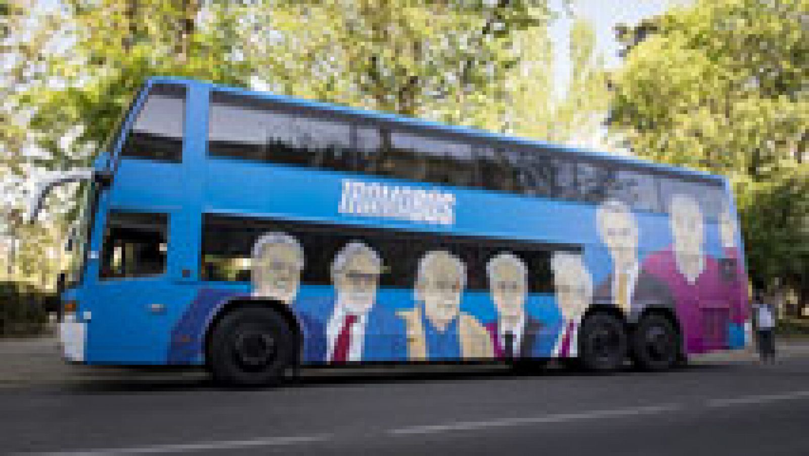 Podemos pone a circular el 'tramabus', un autobús decorado con las caras de "la trama"