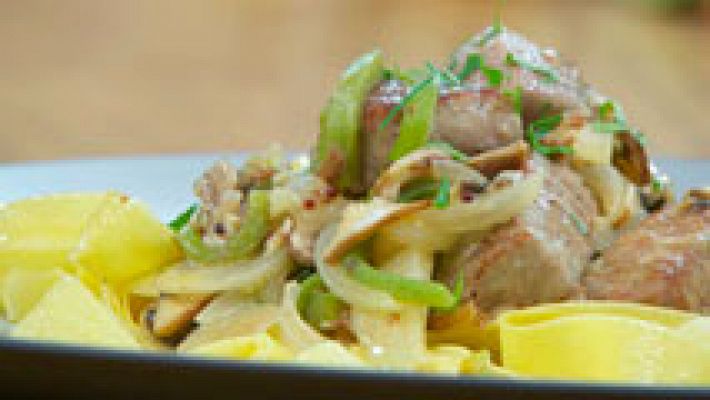 Ternera stroganoff con parppardelle 