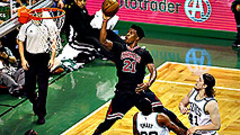 Chicago Bulls han sorprendido a Boston Celtics (102-106) en el  inicio de los 'play-offs' y Oklahoma City Thunder no han tenido  opciones en Houston (118-87), en partidos con actuaciones casi  inadvertidas de los españoles Nikola Mirotic y Alex Abrin