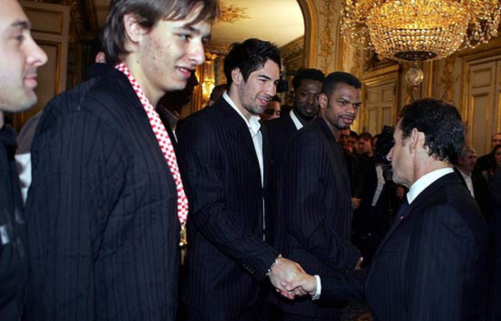 El presidente Nicolas Sarkozy, ha recibido  a la selección francesa de balonmano, flamante campeona en el reciente campeonato del mundo celebrado en Croacia.