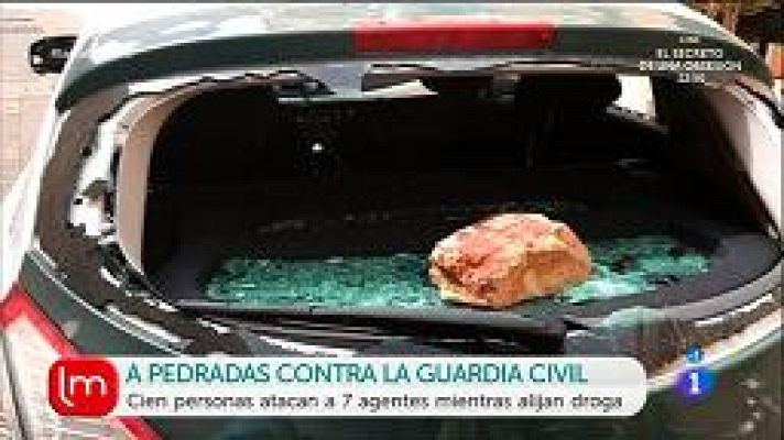 Cien personas atacan a la Guardia Civil en Cádiz