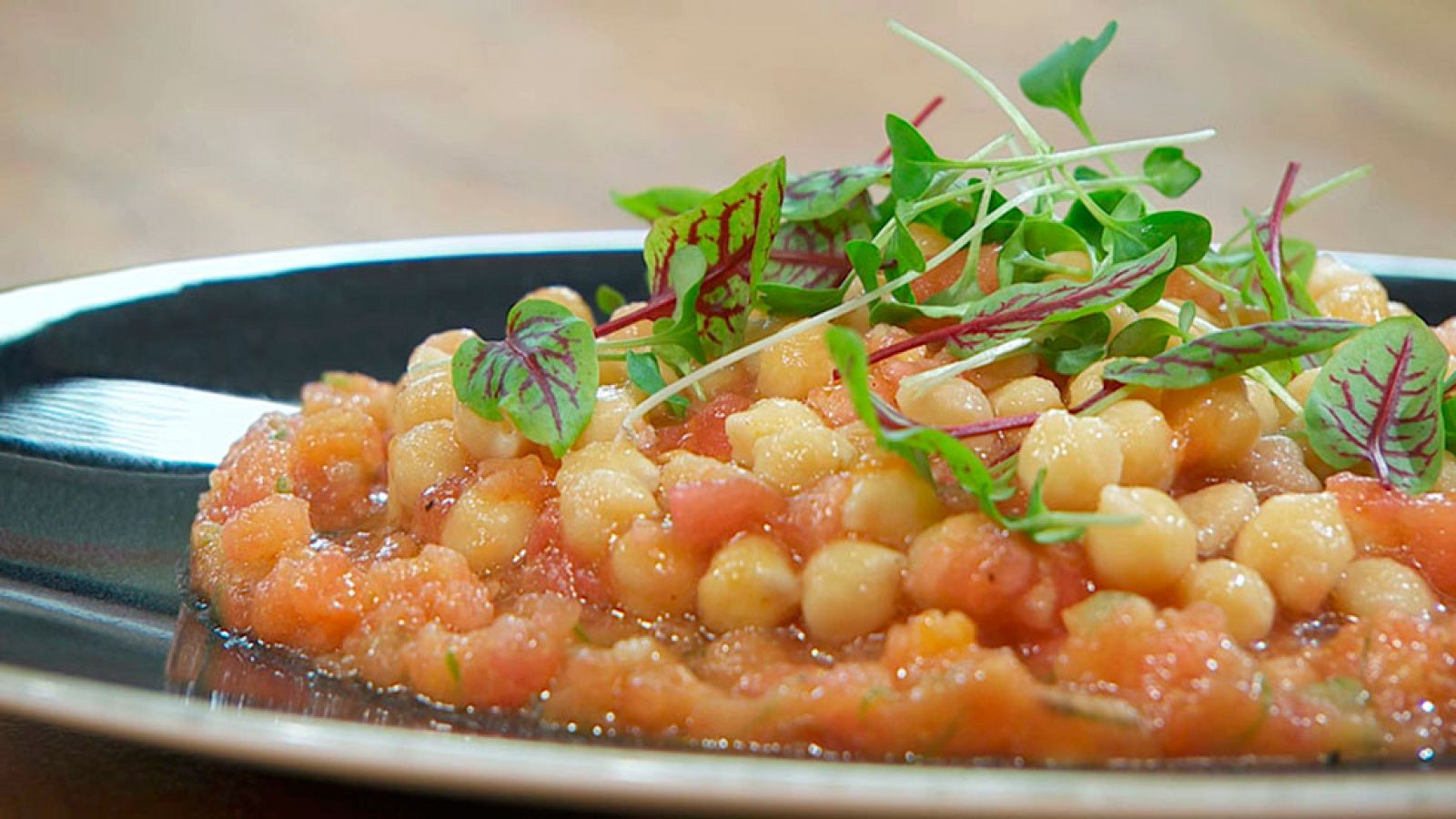 Torres en la cocina - Tartar de tomates con garbanzos