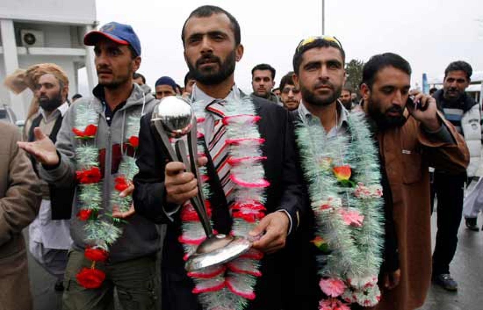 La selección afgana de cricket ha sido recibido a lo grande a su llegada a Kabul. El equipo se ha clasificado para jugar el mundial con los mejores equipos de este deporte. Todo un motivo de celebración en este país poco acostumbrado a las alegrías.