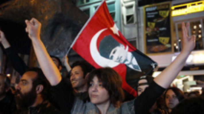 La policía detiene a 50 personas por protestar contra el resultado del referéndum en Turquía