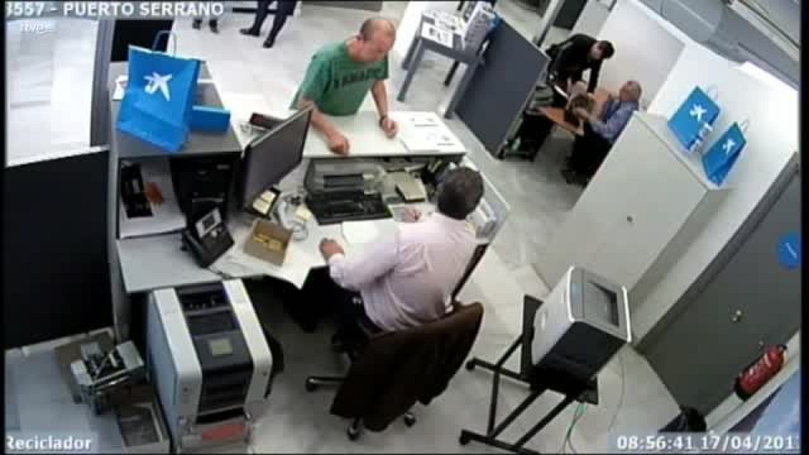 Un hombre atraca a cuchillo una sucursal bancaria en Puerto Serrano, Cádiz | Ver