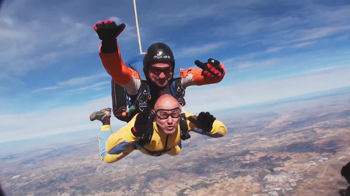 El árbol de los deseos - El abuelo de Sheyla y Edu Soto se tiran en paracaídas