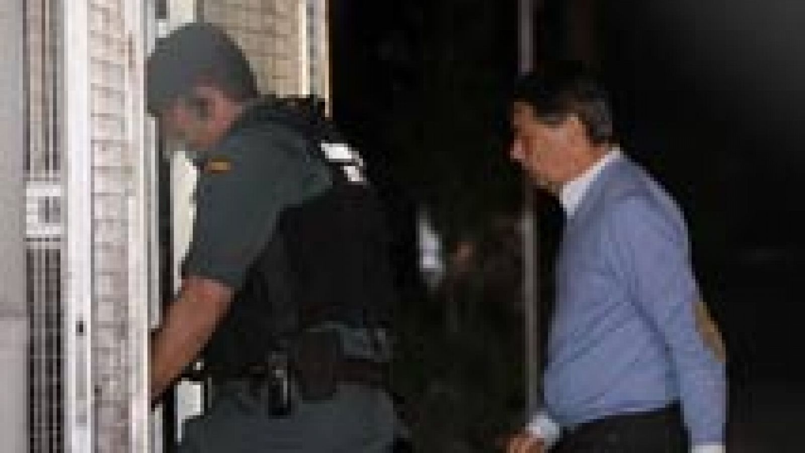Ignacio González pasa la noche en el calabozo de Tres Cantos tras el registro de su despacho - Informativo 24h | Ver