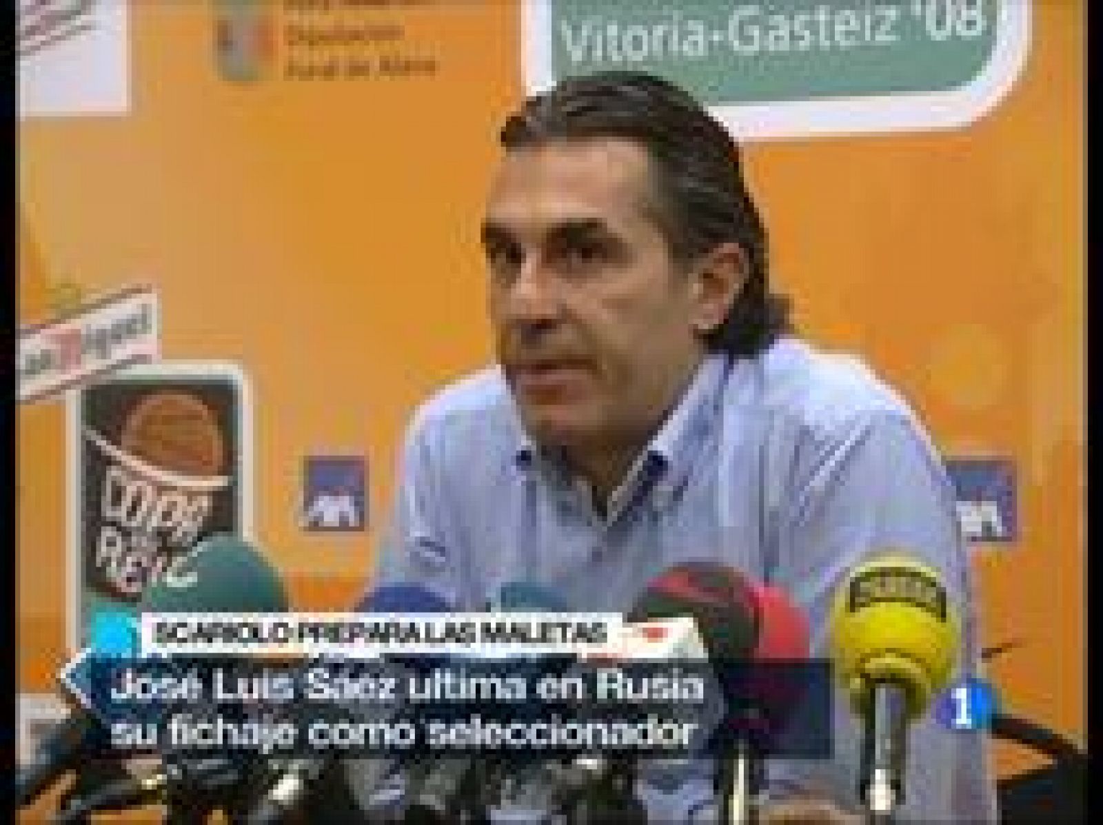 El presidente de la Federación española de Baloncesto, Jose Luis Sáez, ultima en Rusia el fichaje de Sergio Scariolo como nuevo seleccionador español. (03/02/09)  