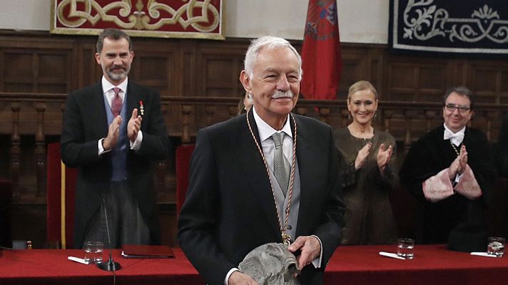Eduardo Mendoza recoge de manos de Felipe VI el Premio Cervantes