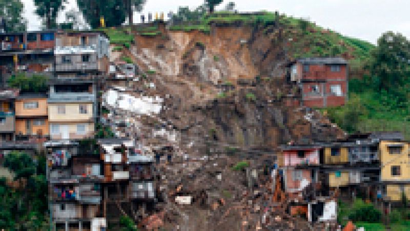 En Colombia, 16 personas han muerto y hay 20 desaparecidos, por varios deslizamientos de tierra causados por las fuertes lluvias en el centro del país. Esta nueva tragedia se produce 20 días después de las inundaciones de Mocoa, en la que murieron má