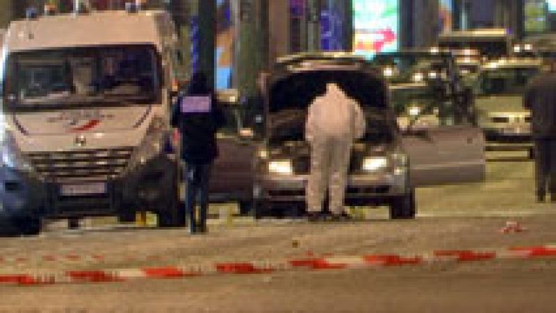 Un policía muerto y dos heridos graves en un atentado en París reivindicado por el EI