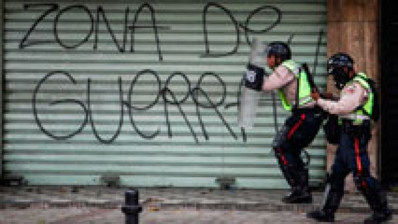 Continúan los enfrentamientos en Venezuela entre policía y oposición