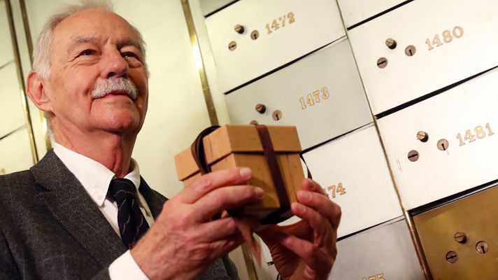 Eduardo Mendoza, Premio Cervantes 2016, deposita su legado en la Caja de las Letras