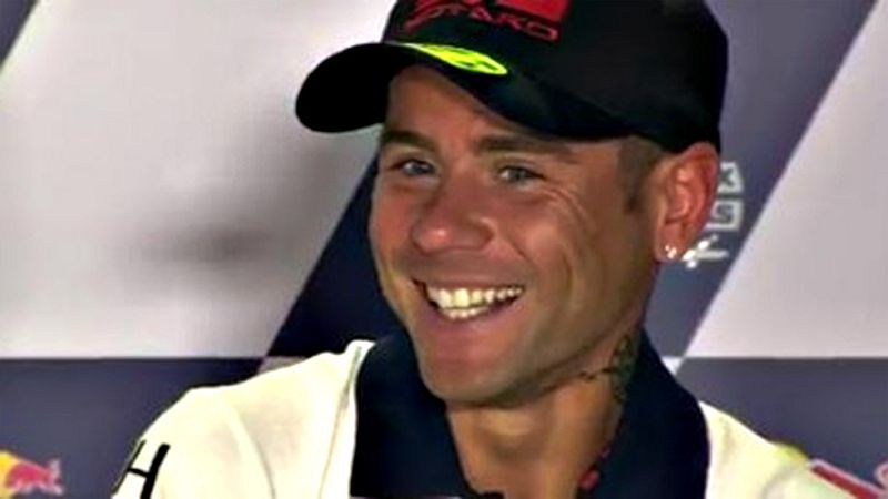 A través de un periodista, Grace, la novia del piloto, le pidió que se casara con él. "Tengo una pregunta muy importante, Grace te pide que te cases con ella", dijo el reportero.