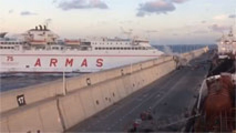 Un accidente de ferry en Las Palmas causa un vertido de 3 Km y activa la alerta por contaminación