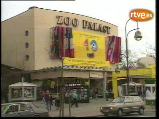 Berlinale 1990: Pedro Almodóvar, Antonio banderas y Victoria Abril presentan Átame - Cine en el Archivo de RTVE | Ver