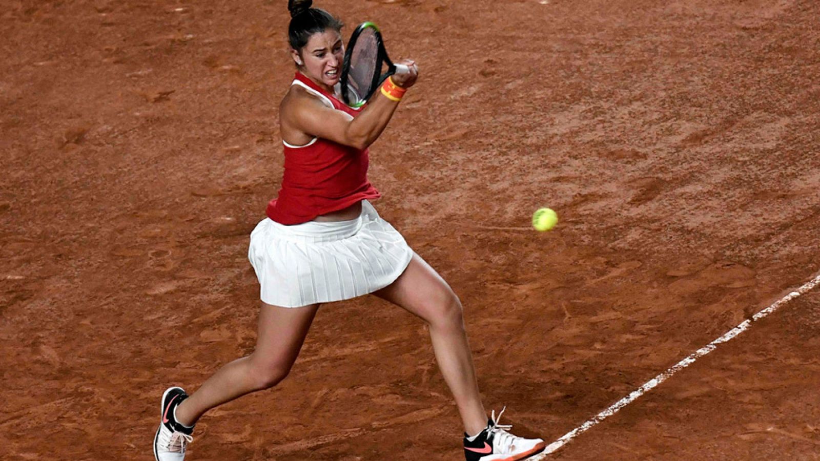 Sara Sorribes ha perdido ante Pauline Parmentier (6-4 y 6-2) el segundo punto de la eliminatoria de la Copa Federación entre España y Francia, que se coloca con un favorable 2-0.