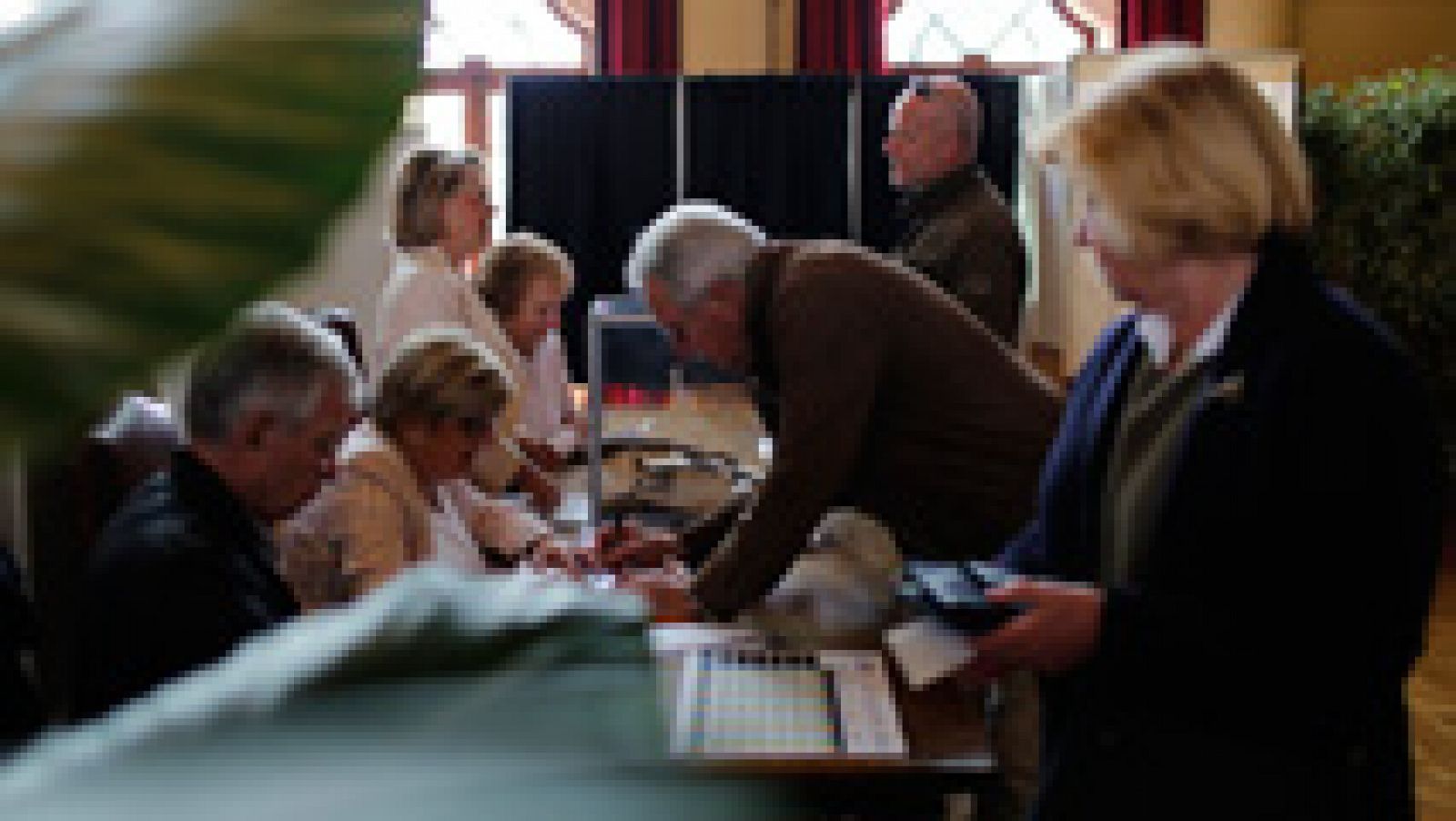 Telediario 1: Los franceses acuden a las urnas para votar en las elecciones más inciertas de su historia | RTVE Play