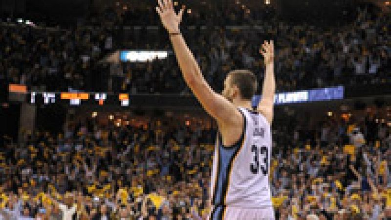 Una canasta decisiva de Marc Gasol dio la victoria a los Grizzlies sobre los Spurs de su hermano Pau, con los que ha empatado la serie que viaja de vuelta a San Antonio.