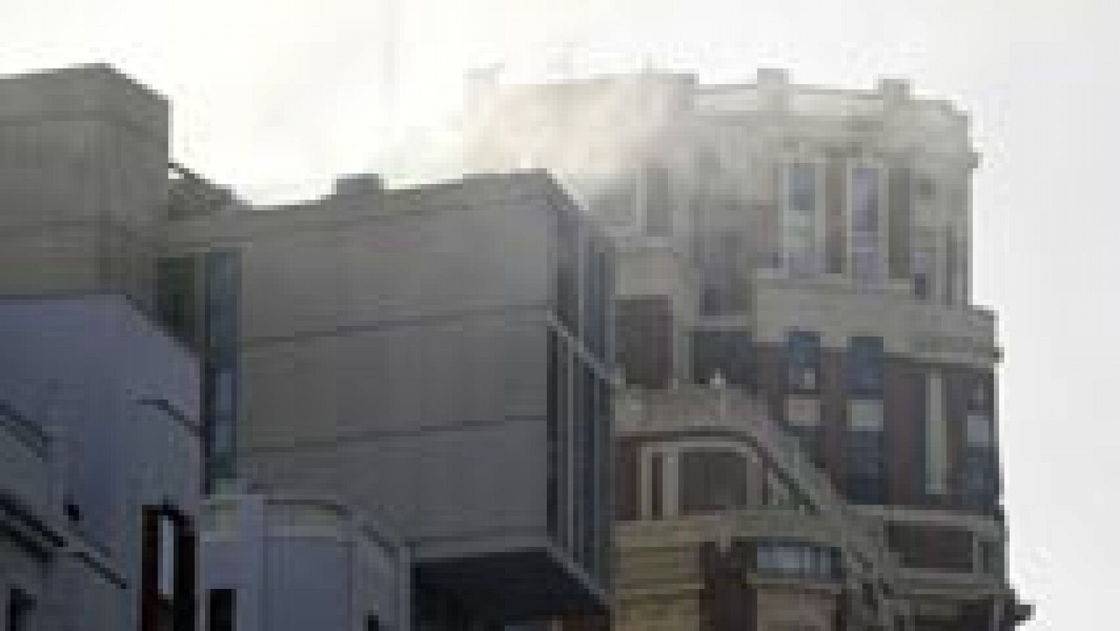 Informativo 24h: Espectacular incendio en la cubierta de un edificio en la Gran Vía de Madrid | RTVE Play