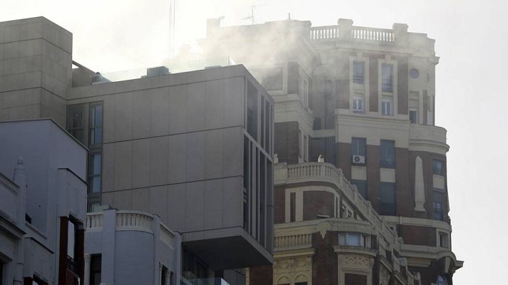 Informativo 24h - Espectacular incendio en la cubierta de un edificio en la Gran Vía de Madrid