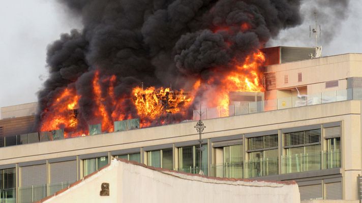Telediario 1 - Espectacular incendio en un edificio de la Gran Vía de Madrid