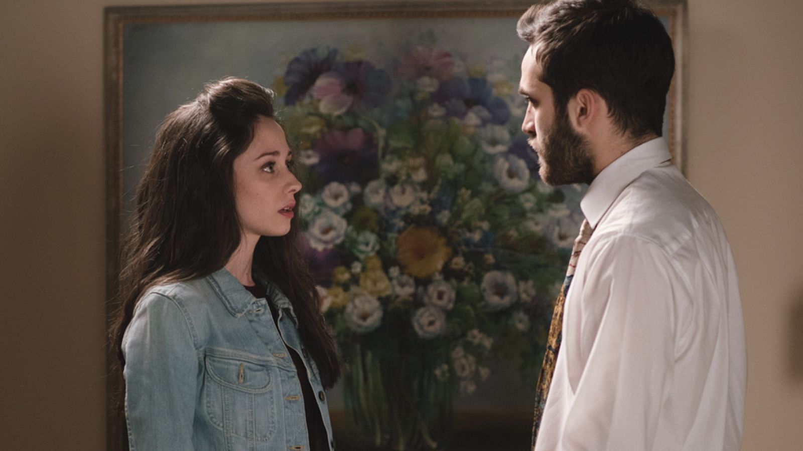 Carlos le pide a Karina que se vaya a vivir con él