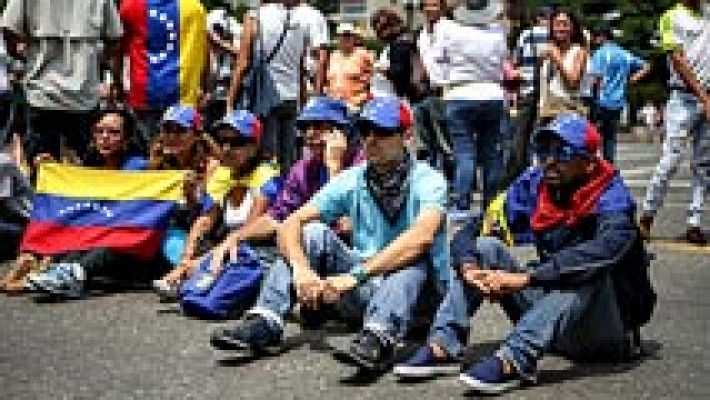 La oposición venezolana se sienta en las calles para protestar contra el Gobierno de Maduro